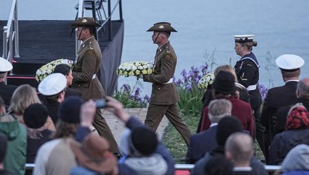 Çanakkale’de Şafak Ayini: Avustralya ve Yeni Zelandalılar Anzak Koyu’na geldi