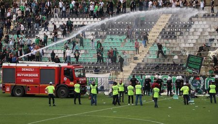 Denizlispor birinci kere amatöre düştü, taraftar stadı yaktı!