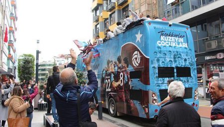 Trabzonspor U19 kadrosu, Avrupa ikinciliğini taraftarıyla kutladı