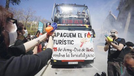 Turistlere sulu protesto