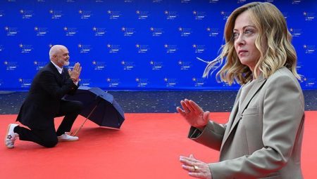 Arnavutluk lideri Rama, İtalya Başbakanı Meloni’yi diz çökerek karşıladı