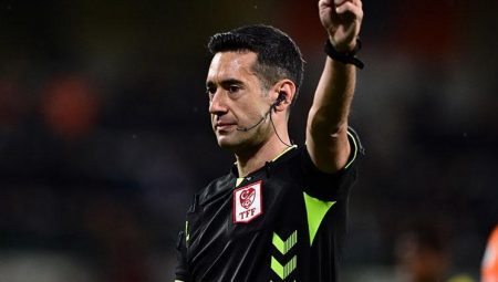 Başakşehir-Fenerbahçe maçının hakemi Burak Pakkan’ın tartışmalara yol açan kararlarını Fırat Aydınus kıymetlendirdi: ‘Türkiye’de bir birinci oldu, hakem ‘VAR’A hayır dedi!’