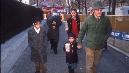 Bir evlatlık kızını taciz etmekle suçlandı, bir evlatlık kızıyla evlendi! Tartışmalı direktöre ünlü oyuncudan takviye