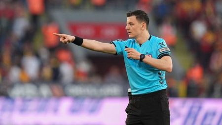 Galatasaray – Sivasspor maçında değişik anlar: VAR ile hakem Ozan Ergün ortasında uyuşmazlık