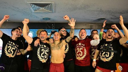 Galatasaraylı futbolculardan Okan Buruk’un basın toplantısına baskın!