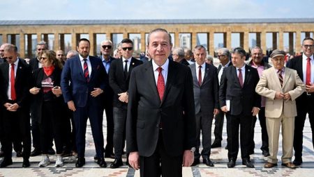 Gençlerbirliği topluluğu, Anıtkabir’i ve İlhan Cavcav’ın mezarını ziyaret etti