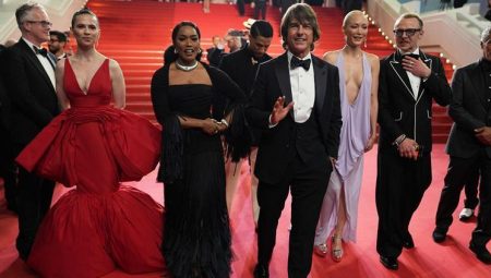 Herkes bu anı bekliyordu… Yılın galasına yıldız yağdı… Eleştirmenlerin beğenmediği sineması seyirci ayakta alkışladı