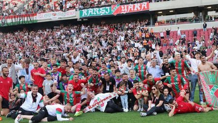 Karşıyaka taraftarı için dev ekran