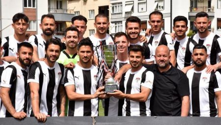 Manisaspor, şampiyonluk kupasını kaldırdı!