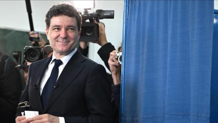 Romanya’da cumhurbaşkanlığı seçimini Nicusor Dan kazandı