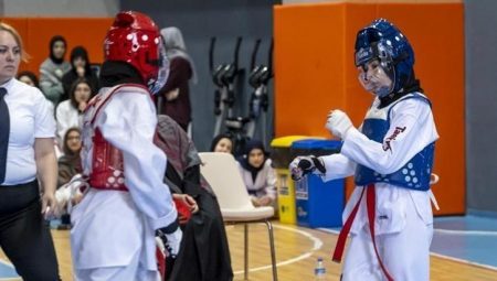 TÜRGEV Ortaöğretim Yurtlar Ortası Teakwondo Turnuvası nefes kesti