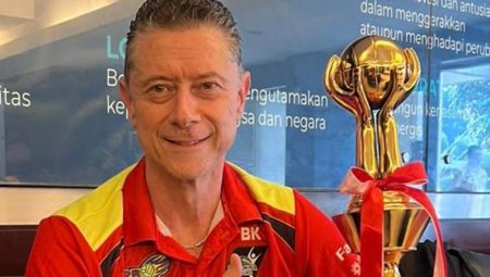 Voleybolda Türk başantrenör Bülent Karslıoğlu’nun Endonezya’da şampiyonluk sevinci