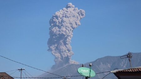 2023’ten bu yana 445 kere patlamıştı: Endonezya’nın Merapi Yanardağı kül püskürttü