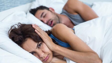 Her gece horlayan eşle uyuyanların bağışıklığı çökebilir