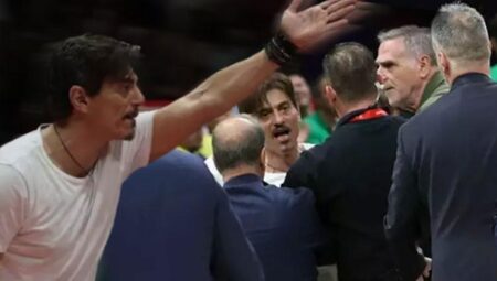 Panathinaikos Lider Dimitrios Giannakopoulos, Fenerbahçe Beko maçında çıldırdı: Taraftara ‘hareket’ çekti, oyuncularla tartıştı!