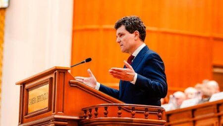 Romanya’nın yeni lideri Nicusor Dan parlamentoda yemin etti