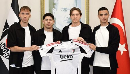 Beşiktaş, 4 genç futbolcuyla profesyonel kontrat imzaladı