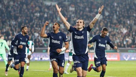 Fenerbahçe dönemi taraftarı önünde kapatıyor