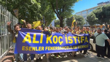 Fenerbahçeli taraftarlar Cadde’den stada kadar idaresi protesto etmek için yürüdü!