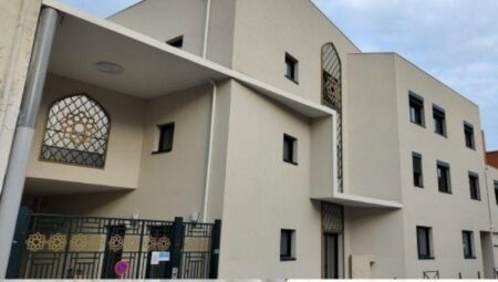 Fransa’da mescitte Kur’an yakan kuşkulu yakalandı