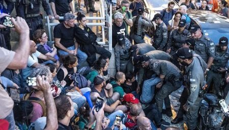 Gazze’deki İsrailli esirlerin geri getirilmesini isteyen protestocular Netanyahu’nun partisi Likud’un merkezini bastı