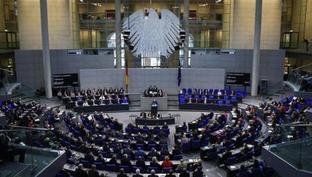 İsrail’i protesto etti: Alman meclisinden zorla çıkarıldı