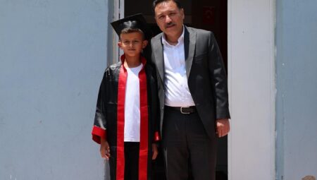 Okulun tek mezununun kep atma merasimine Vali de katıldı
